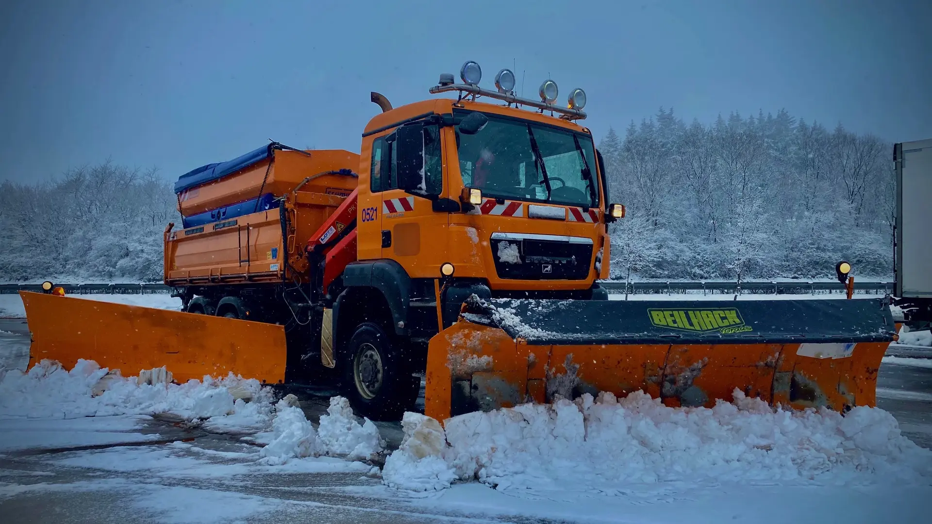 Einsatzfahrzeug im Schnee
