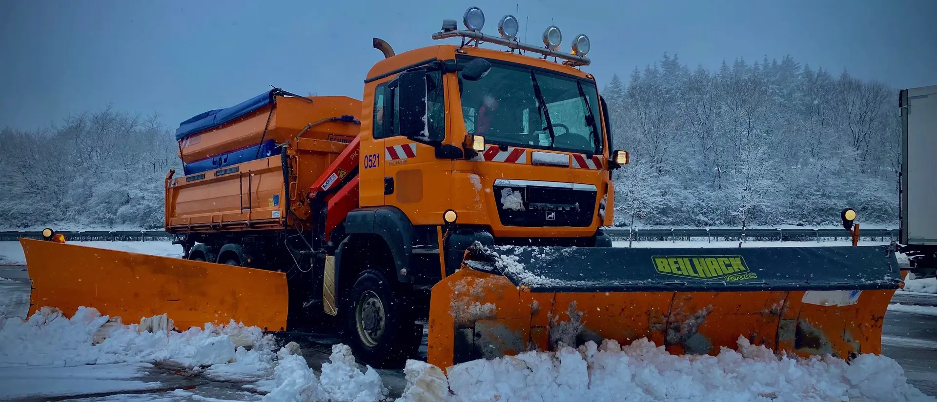 Einsatzfahrzeug im Schnee