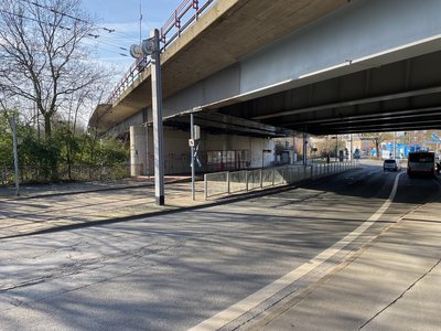 Blick auf die Martener Straße mit der A45-Brücke