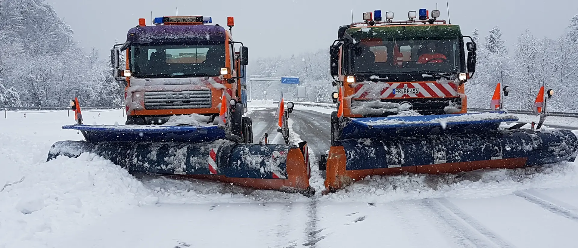Einsatzfahrzeuge im Schnee