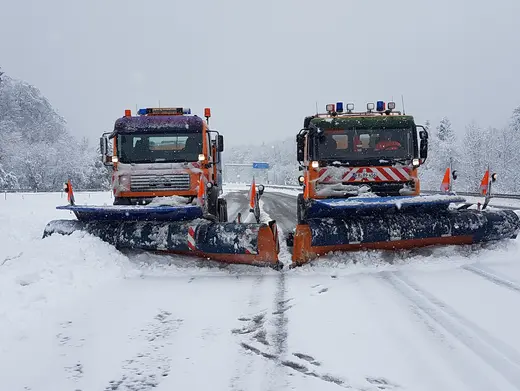 Zwei Fahrzeuge im Winterdienst