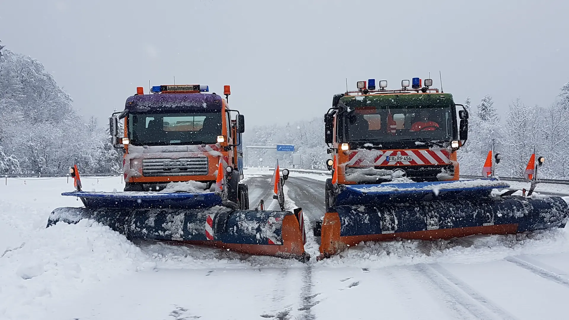 Einsatzfahrzeuge im Schnee