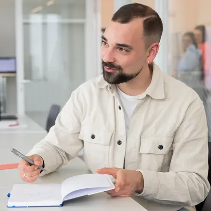 Kollege bei der Arbeit 