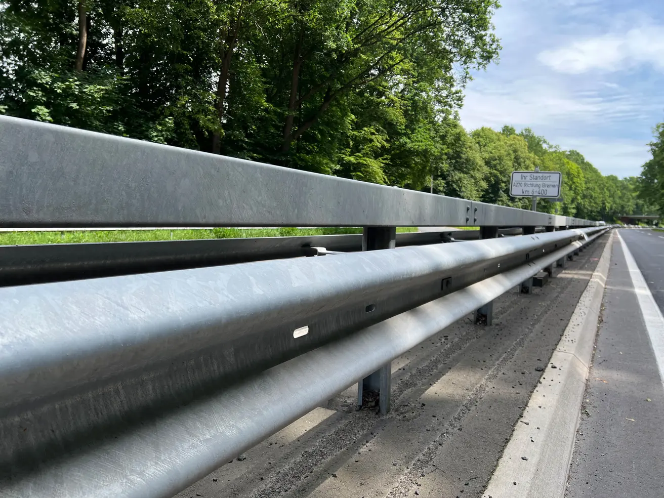 Auf der Verzinkung der im vergangenen Jahr installierten Mittelleitplanke hat sich bereits Patina gebildet. Das Metall wird davon aber nicht angegriffen. © Die Autobahn GmbH des Bundes