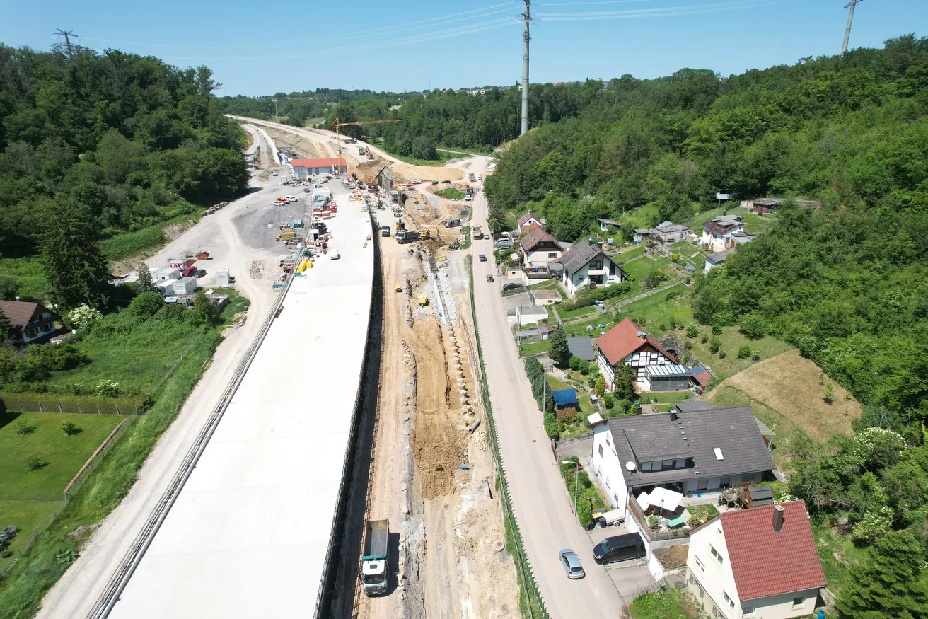 Quelle: Autobahn GmbH | Blick in Fahrtrichtung Karlsruhe. Bau der neuen Richtungsfahrbahn Karlsruhe. Die neue Trasser verläuft ca. 13 Meter tiefer als im Bestand.