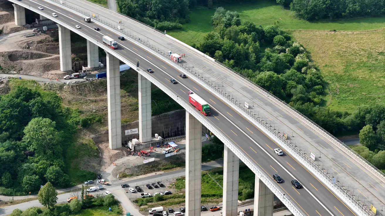 A45: Talbrcke Rinsdorf inklusive Pfeiler und Fundamenten erfolgreich verschoben | Die Autobahn GmbH des Bundes A45: Talbrcke Rinsdorf inklusive Pfeiler und Fundamenten erfolgreich verschoben | Die Autobahn GmbH des Bundes