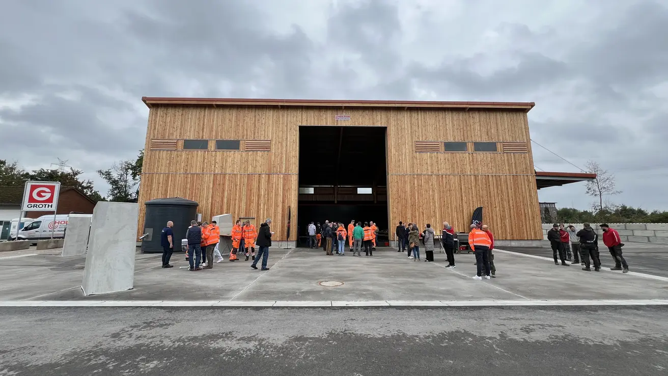 Außenansicht der neuen Salzhalle auf dem Betriebshof der Autobahnmeisterei (AM) Elmshorn