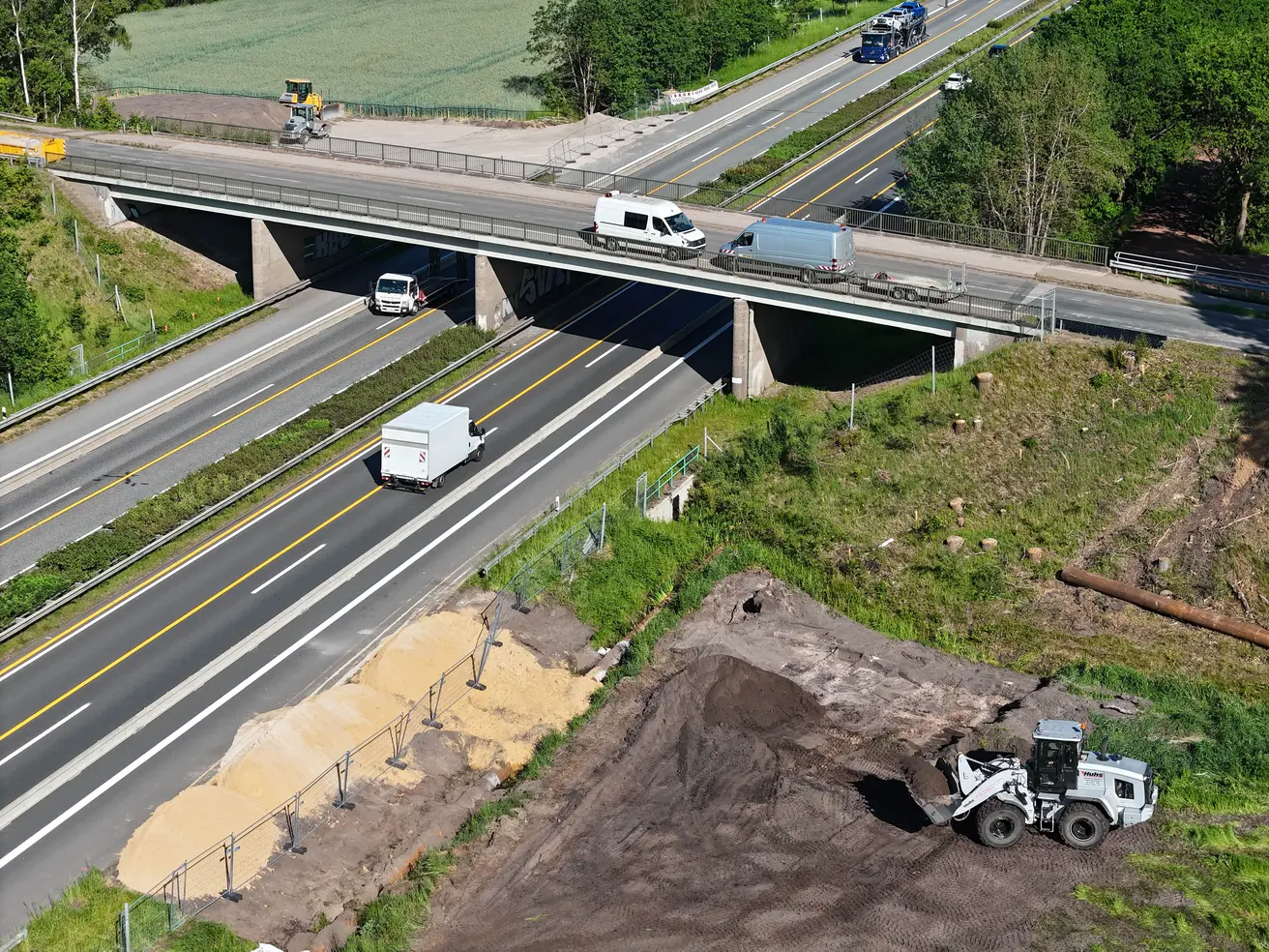 Die Hollenstraße ist seit 26. Mai für den Verkehr gesperrt. Auf beiden Seiten der Autobahn werden sogenannte Baueinrichtungsflächen geschaffen, wo die am Bau beteiligten Firmen zum Beispiel ihr Material und ihre Fahrzeuge lagern und Arbeiten durchführen. © Die Autobahn GmbH des Bundes