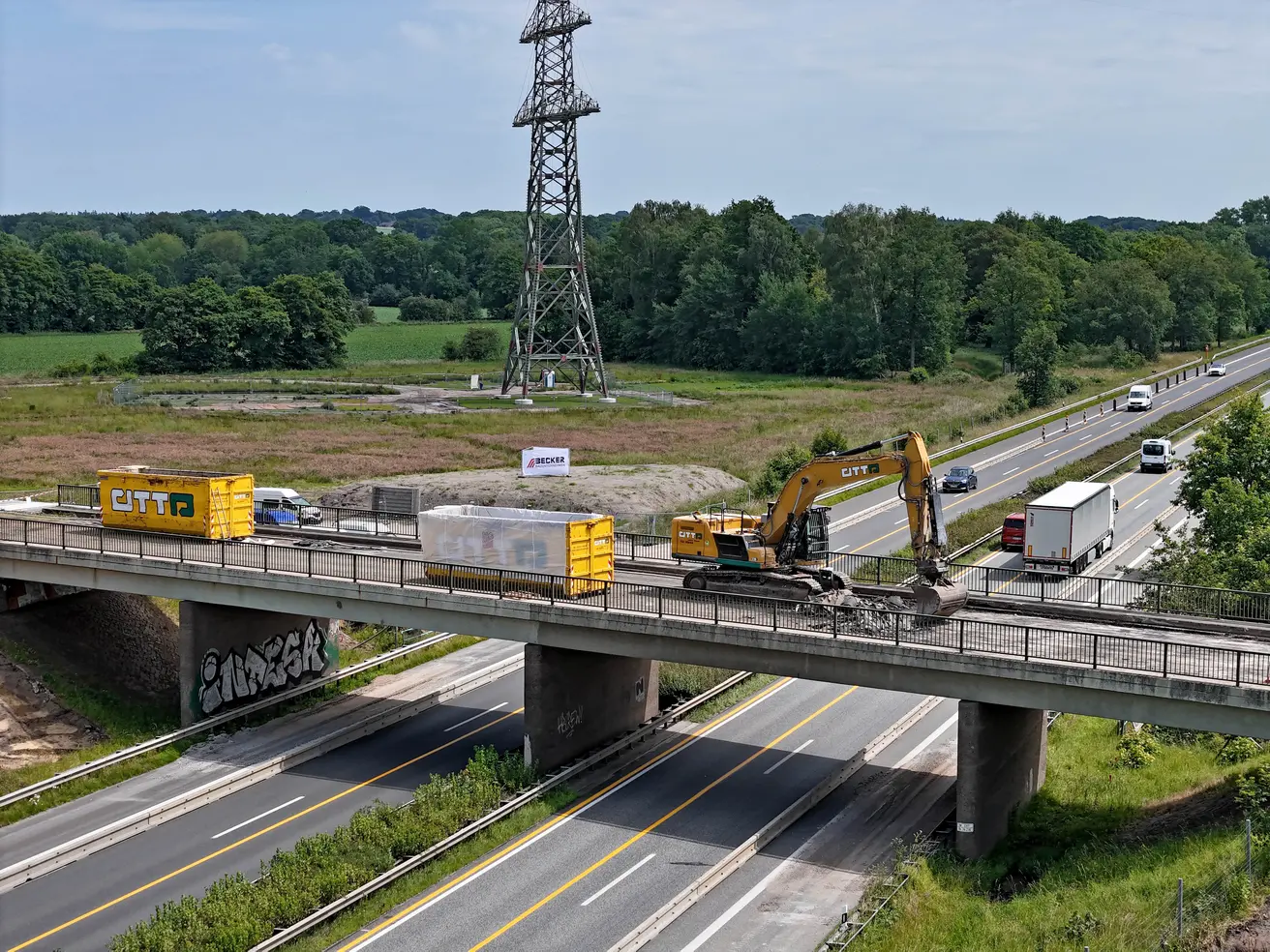 Die sogenannte Leichterung der Brücke vor ihren Abriss, ermöglicht es, die Baustoffe sauber zu trennen. Der Asphalt ist bereits abgefräst, hier wird gerade die alte Abdichtung, die unter der Fahrbahn lag, entfernt. © Die Autobahn GmbH des Bundes
