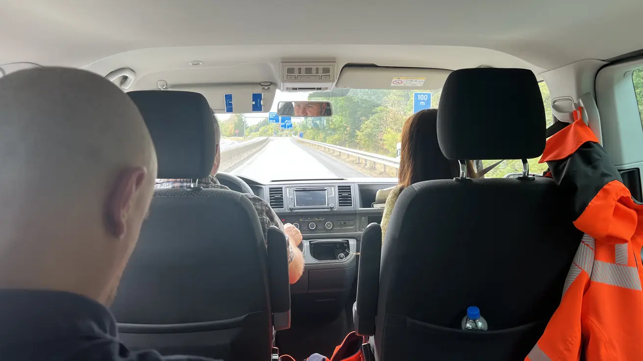 Mit einem Kleinbus fuhren die Verkehrsexperten der Autobahn Westfalen die Strecken ab, die im Zuständigkeitsbereich der Autobahnmeisterei Ehringshausen liegen. 