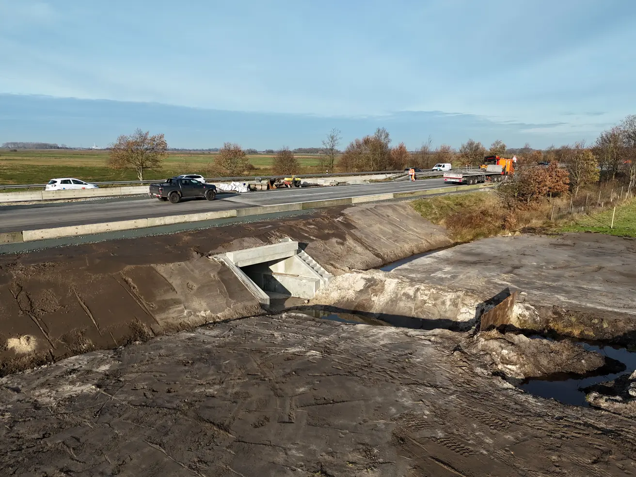 Die Baustellelle aus der Vogelperspektive. Der Böschungs- und Arbeitsbereich sieht derzeit noch braun aus. Das dürfte sich im Frühjahr ändern. © Die Autobahn GmbH des Bundes