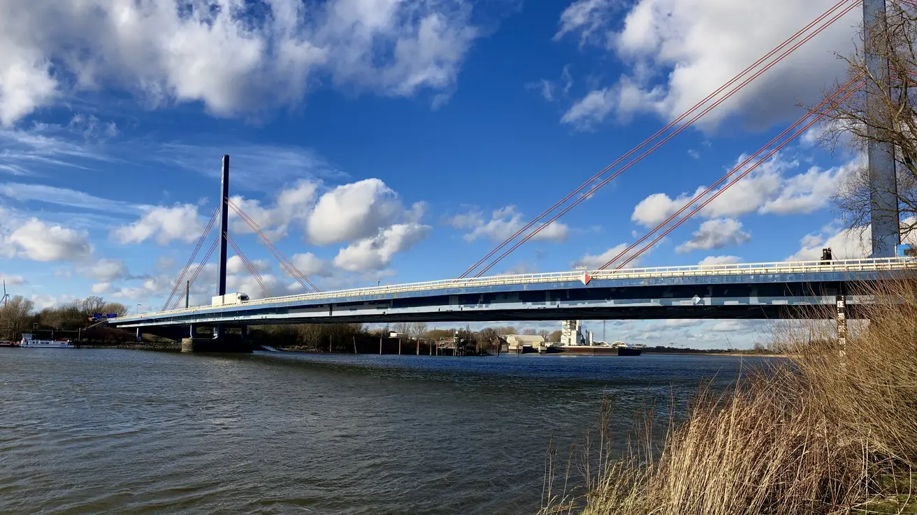 Seitlicher Blick auf die Norderelbbrücke bei blauem Himmel