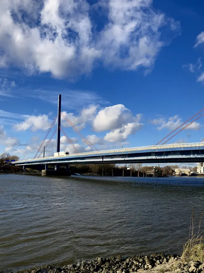 Seitlicher Blick auf die Norderelbbrücke bei blauem Himmel