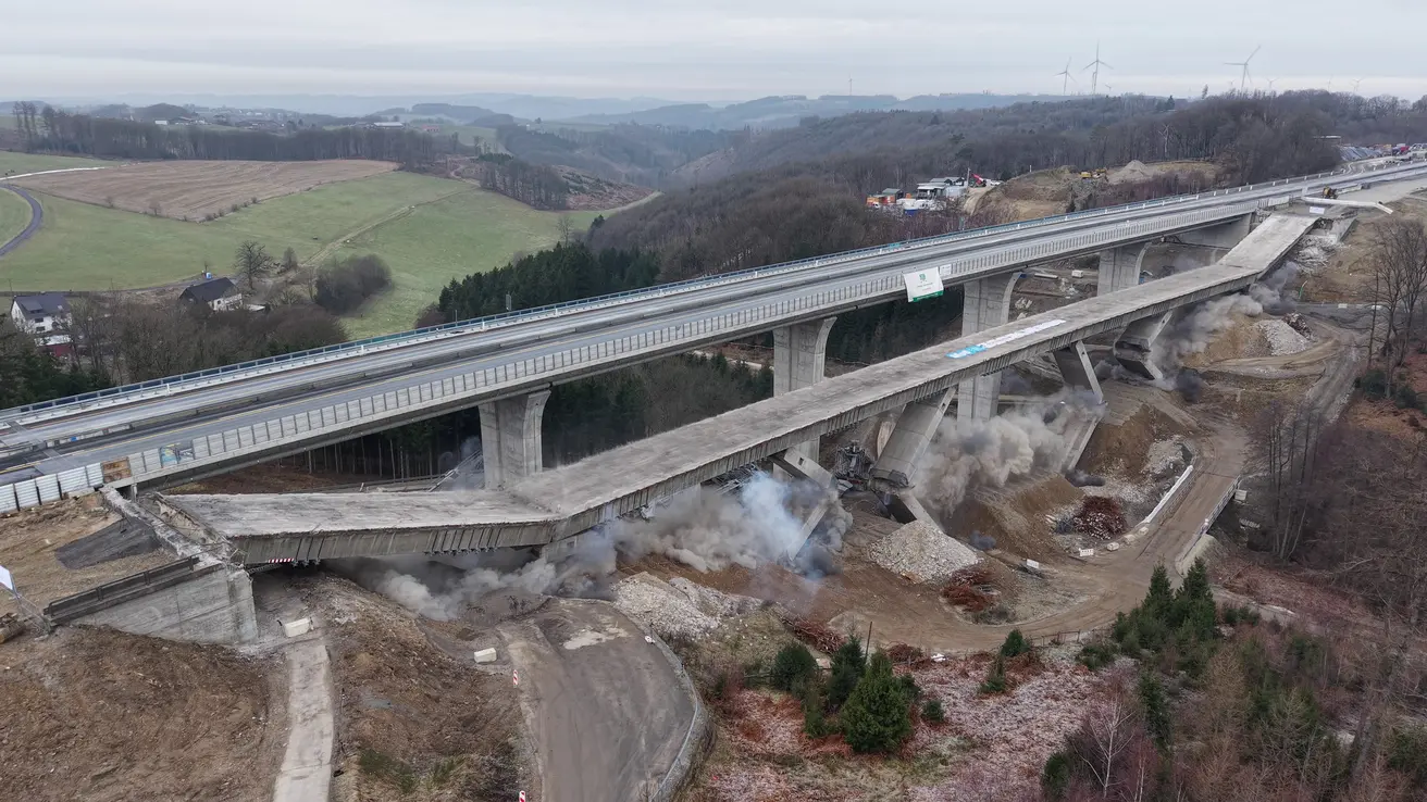 Sprengung A45-Talbrücke Sterbecke