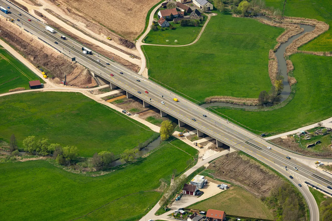 Luftaufnahme der Rezatbrücke (Foto: FrankenAir)