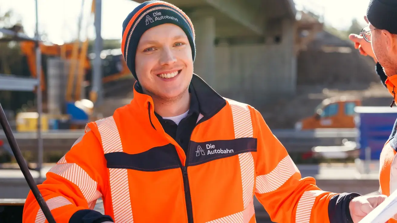 Ein Bauingenieur startet als Berufseinsteiger bei der Autobahn direkt durch