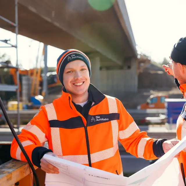 Bauingenieur steht an einer Brücken-Baustelle