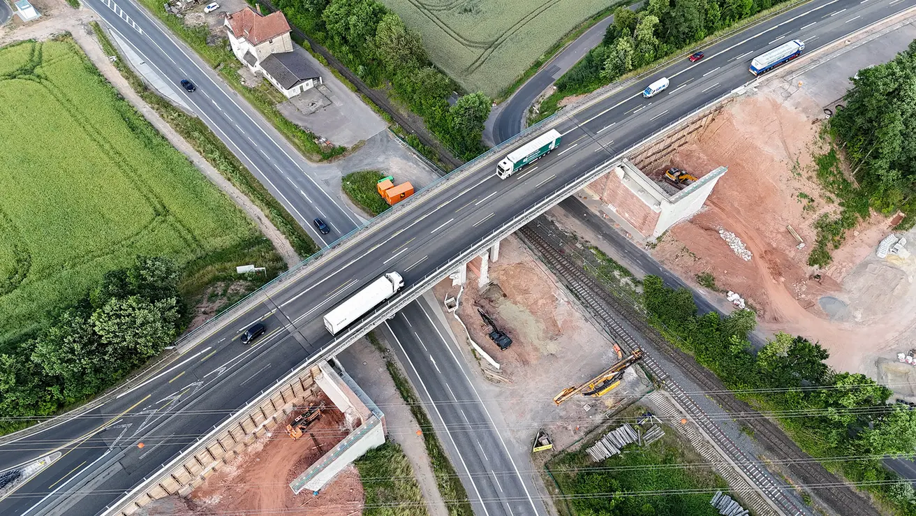 Brücke A7 über B62-Bahn Niederaula_Die Autobahn.jpg
