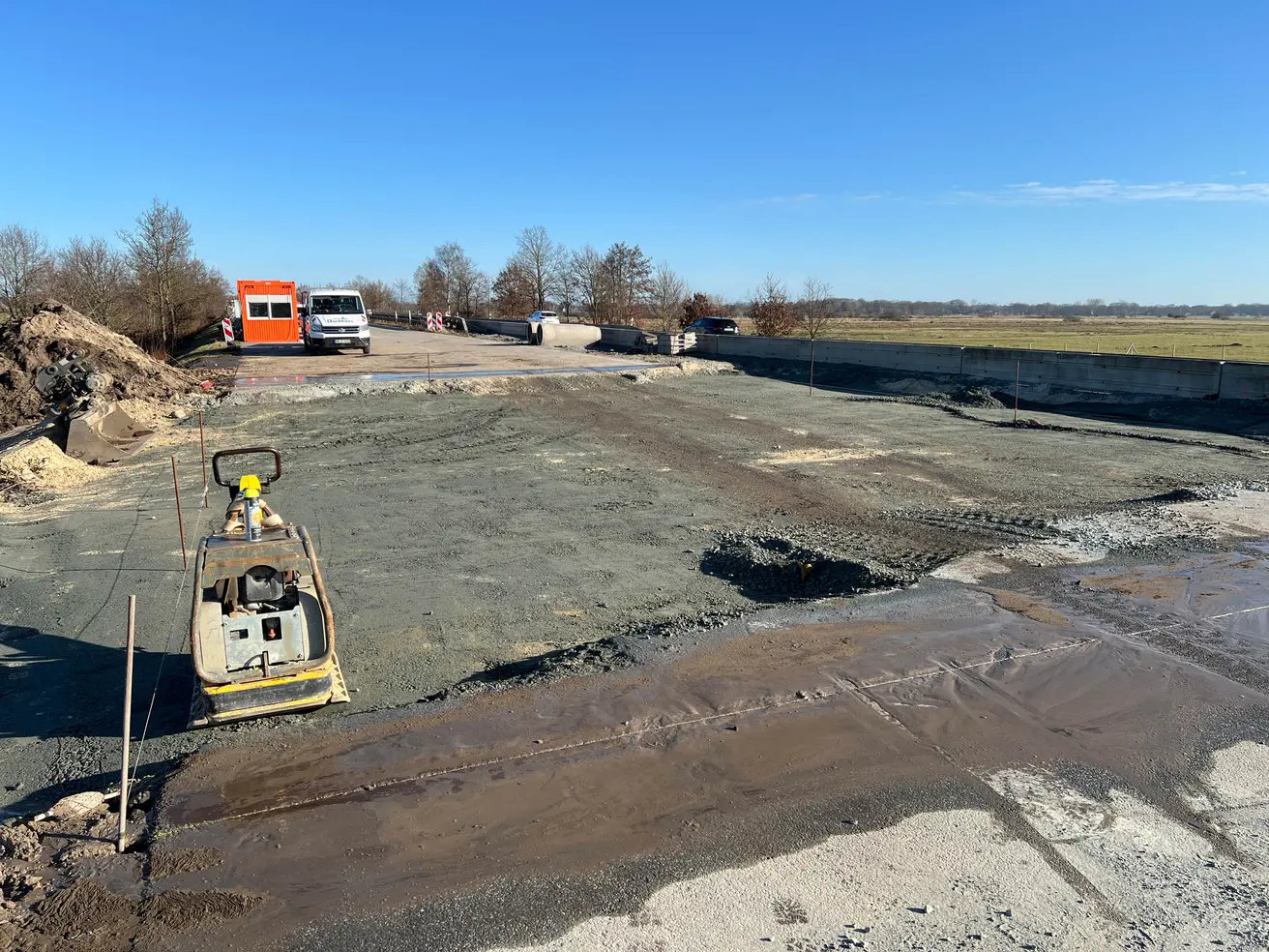 Die Baugrube ist verfüllt, auch die Schottertragschicht ist eingebracht und verdichtet. Wenn das Wetter mitspielt, wird am Montag, 16. März, asphaltiert. © Die Autobahn GmbH des Bundes
