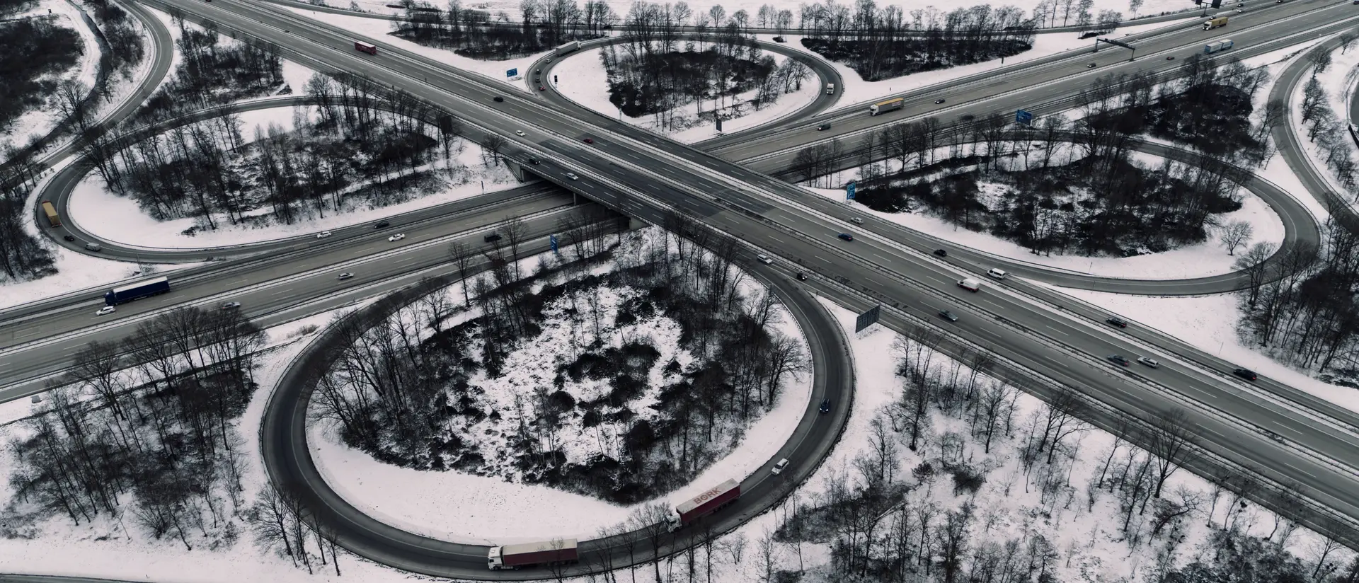 Autobahndreieck im Schnee