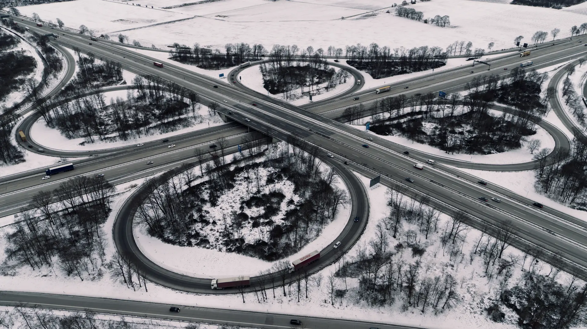 Autobahndreieck im Schnee