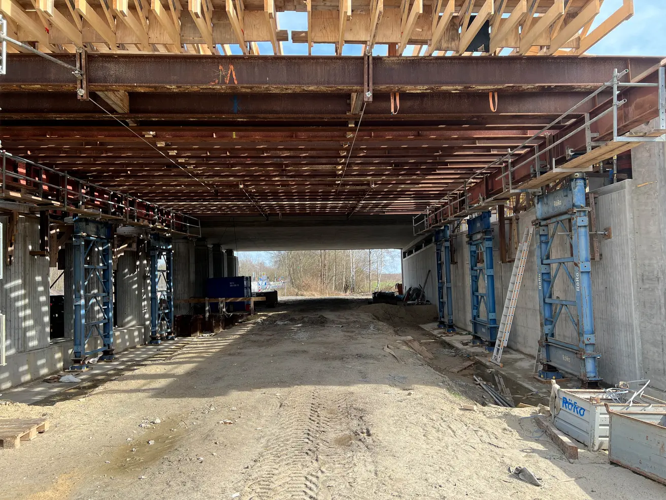 Auch von der Seite sind die massiven Stahlträger gut zu erkennen. © Die Autobahn GmbH des Bundes Auch von der Seite sind die massiven Stahlträger gut zu erkennen. © Die Autobahn GmbH des Bundes