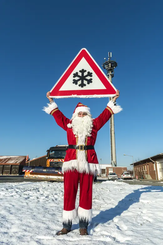 Weihnachtsmann mit Autobahnschild