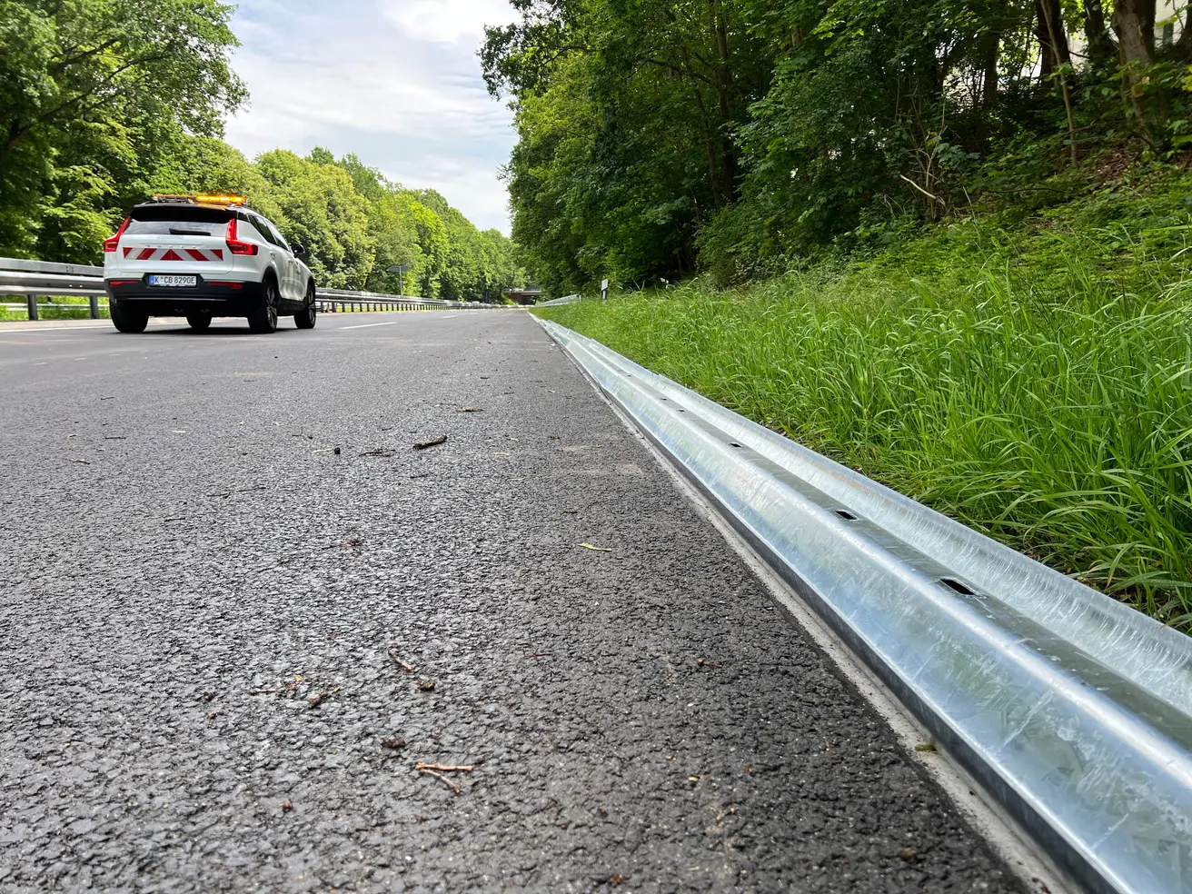 Weitere Leitplanken warten auf ihren Einbau. © Die Autobahn GmbH des Bundes