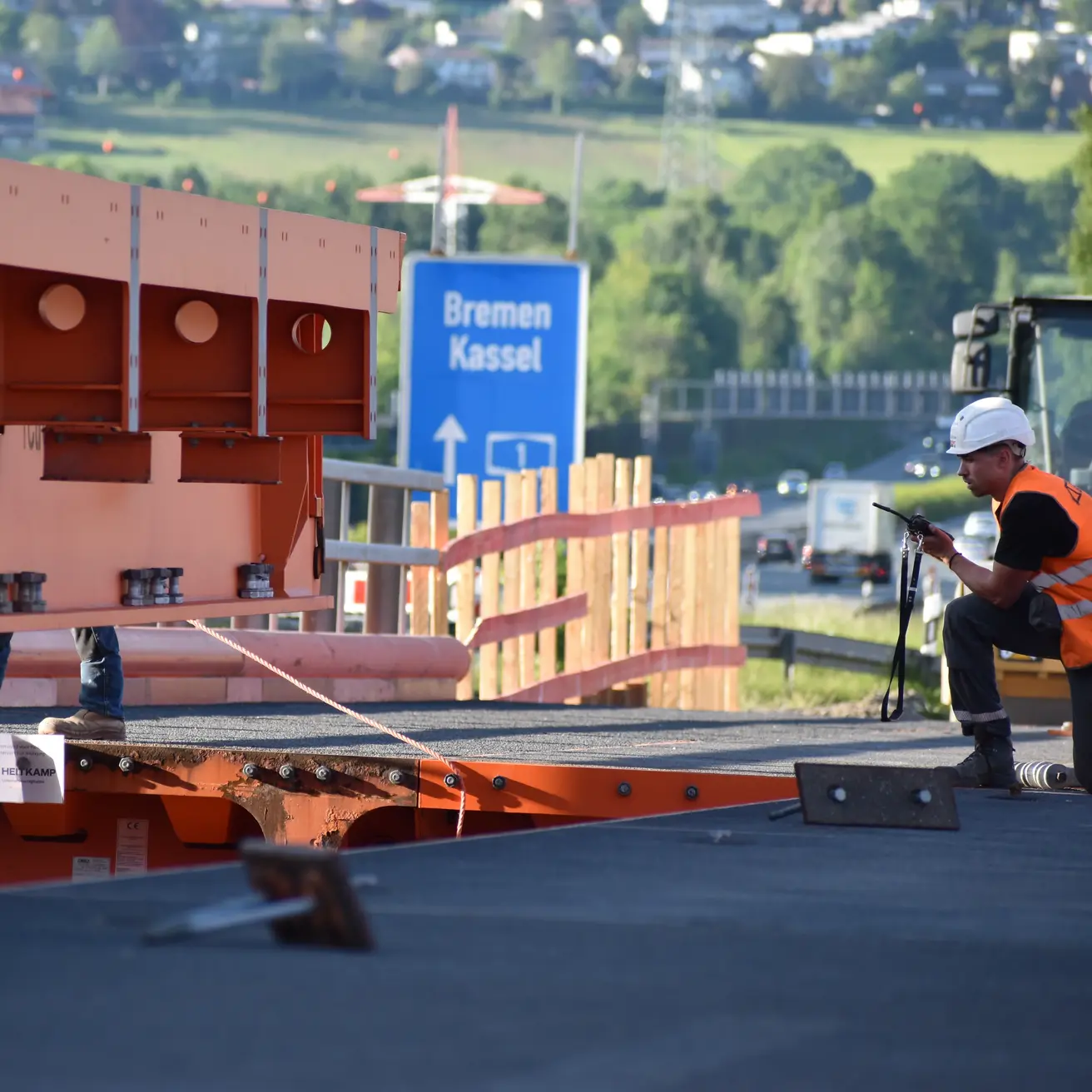 Ein Arbeiter dirigiert die schwebende Brücke per Funk. 