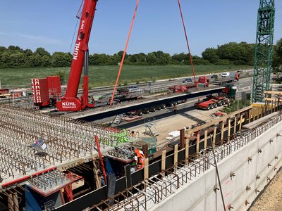 250615 A1 Bargteheide BrueckenTraegerEinhub (2) Während auf der einen Richtungsfahrbahn der Verkehr fließt, werden auf der anderen die Brückenträger bei bestem Wetter eingehoben.