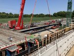 250615 A1 Bargteheide BrueckenTraegerEinhub (2) Während auf der einen Richtungsfahrbahn der Verkehr fließt, werden auf der anderen die Brückenträger bei bestem Wetter eingehoben.