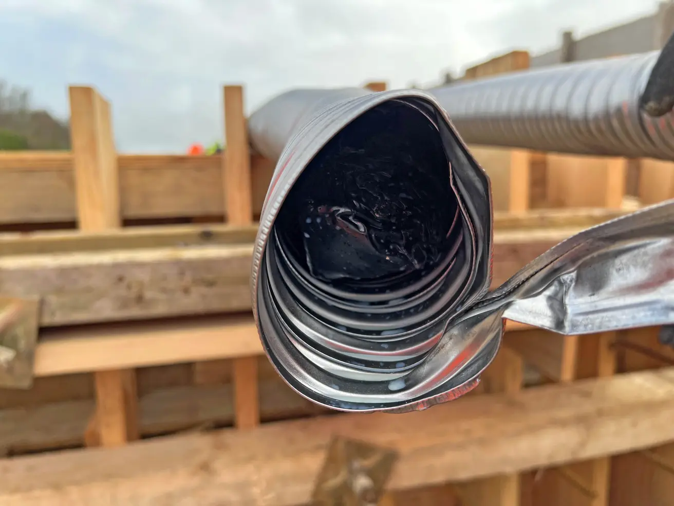 Die Spannstähle werden bereits im schützenden Hüllrohr angeliefert. © Die Autobahn GmbH des Bundes Die Spannstähle werden bereits im schützenden Hüllrohr angeliefert. © Die Autobahn GmbH des Bundes