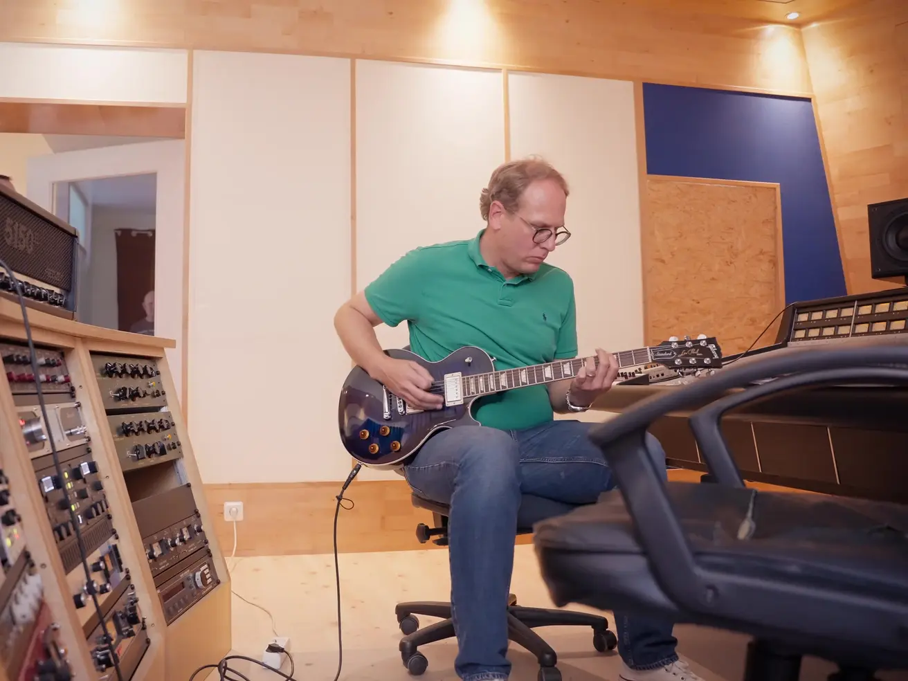 Sebastian an der E-Gitarre