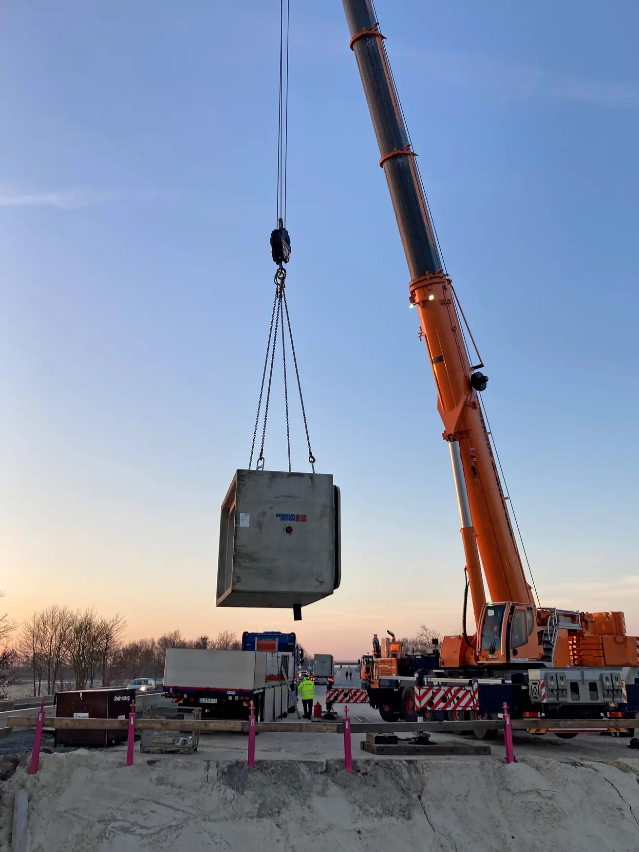 Mit einem Autokran werden die einzelnen Durchlass-Elemente eingehoben. © Die Autobahn GmbH des Bundes