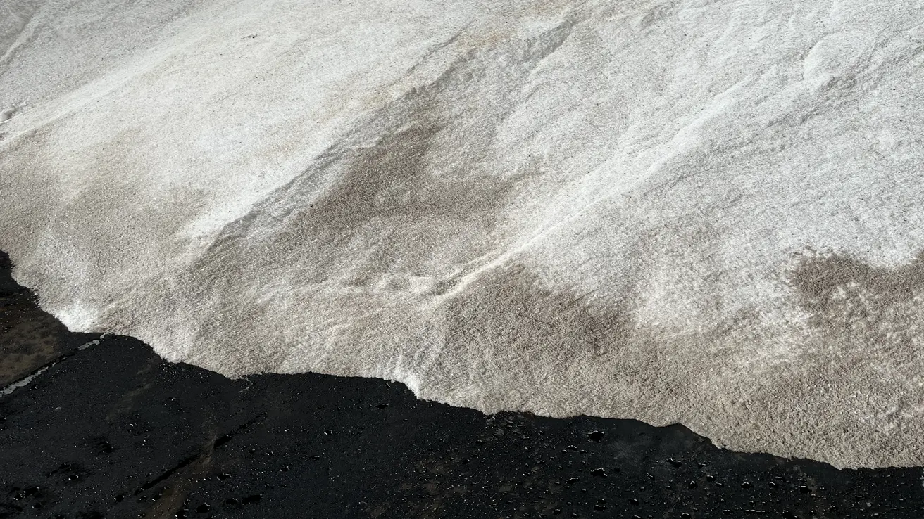 Nahaufnahme des Streusalzes in der neuen Salzhalle auf dem Betriebshof der Autobahnmeisterei (AM) Elmshorn