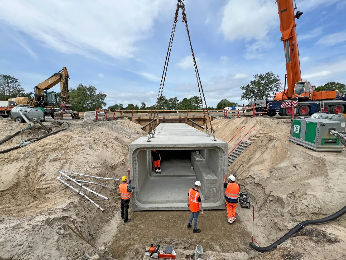 Langsam und vorsichtig wird das neue Element platziert. © Die Autobahn GmbH des Bundes