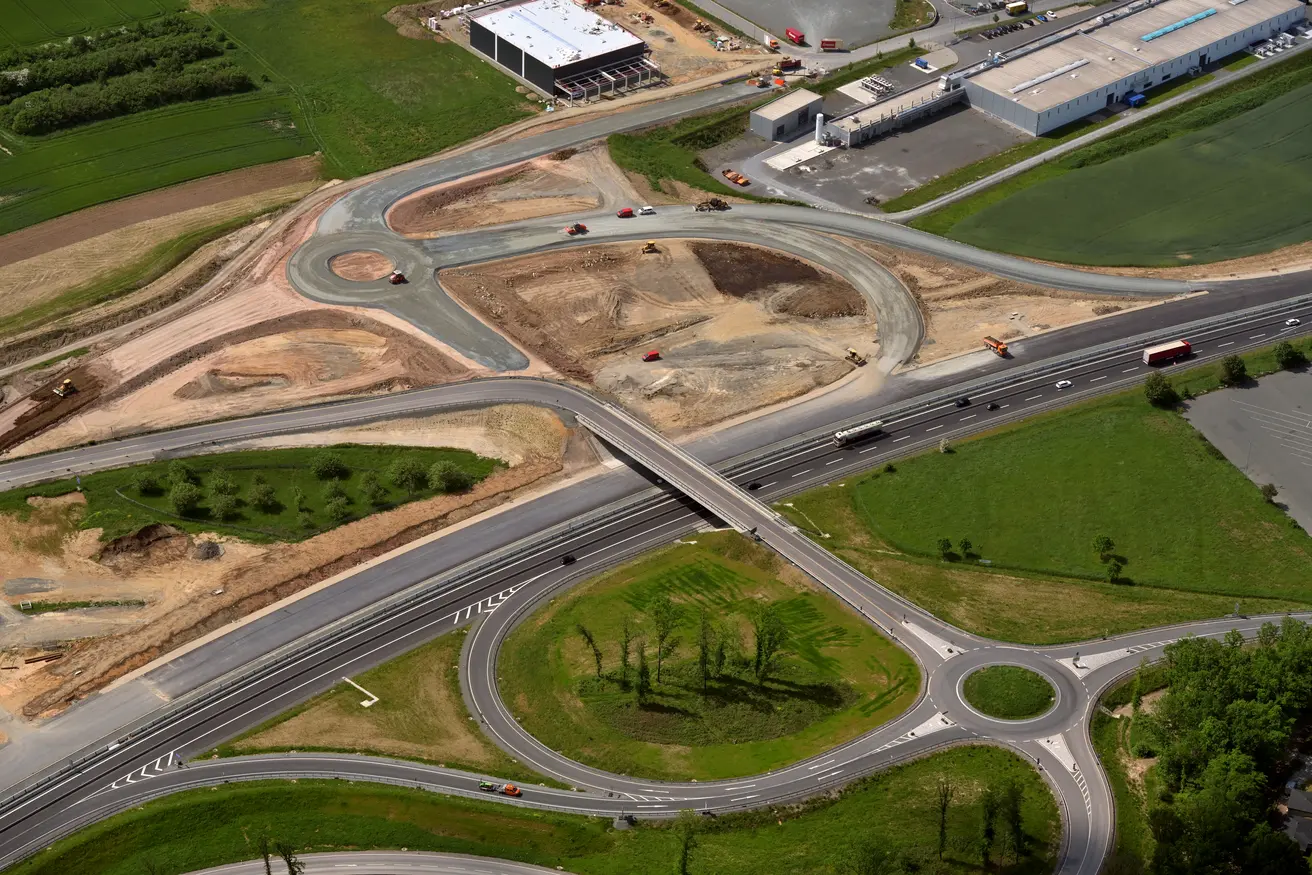 Luftaufnahme der Fahrbahnverlegung der A70 aus einem Rutschhangbereich bei Thurnau (Foto: Hajo Dietz - Nürnberg Luftbild)