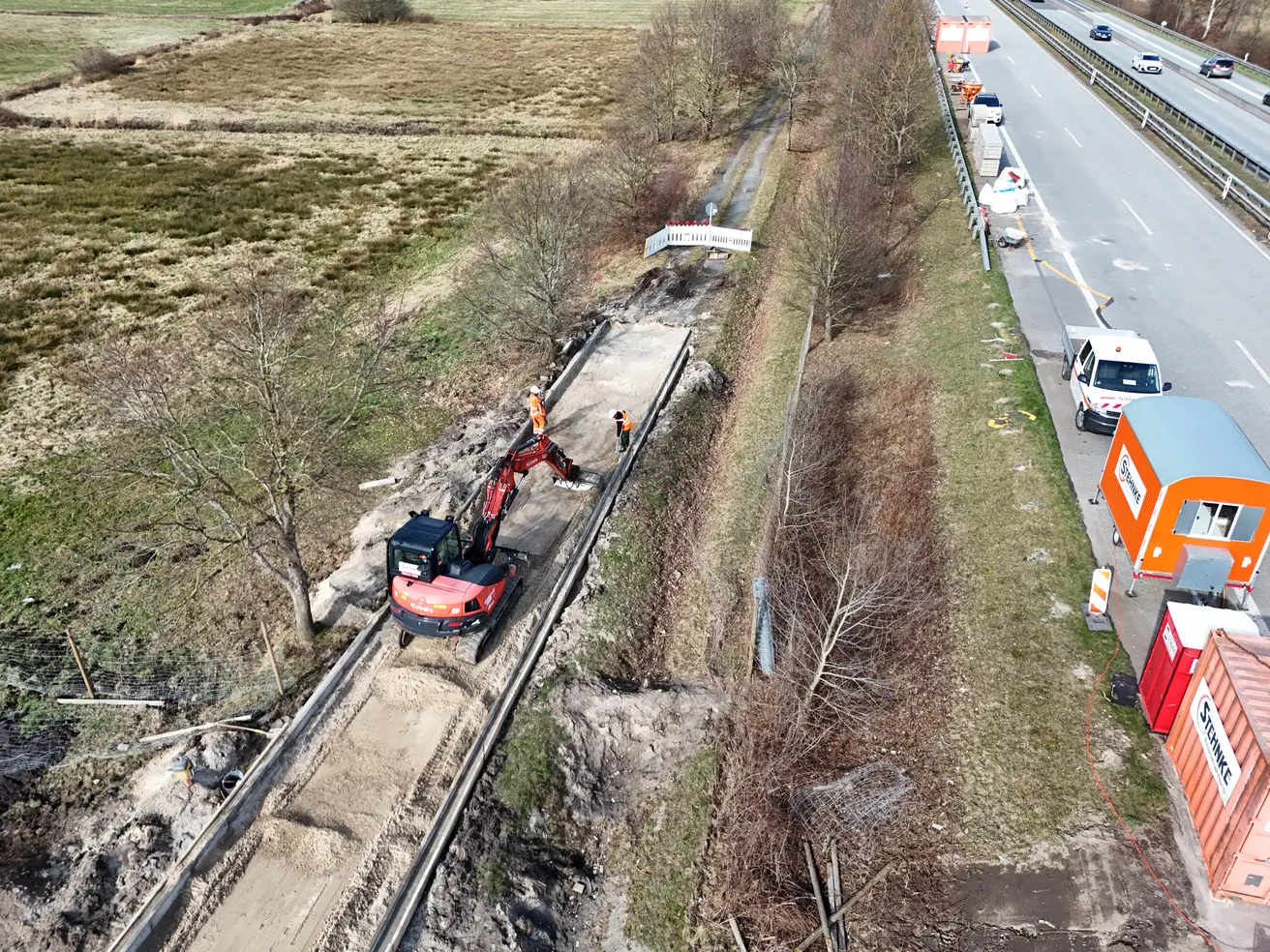 Der neben der Autobahn verlaufende Wirtschaftsweg wird nach dem Durchlass-Einbau neu gepflastert. © Die Autobahn GmbH des Bundes