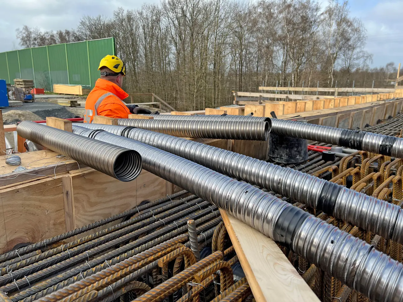 Hüllrohre schützen die Litzen. Später werden die Rohre verfüllt, damit sich am innenliegende Spannstahl keine Feuchtigkeit niederschlägt. © Die Autobahn GmbH des Bundes Hüllrohre schützen die Litzen. Später werden die Rohre verfüllt, damit sich am innenliegende Spannstahl keine Feuchtigkeit niederschlägt. © Die Autobahn GmbH des Bundes