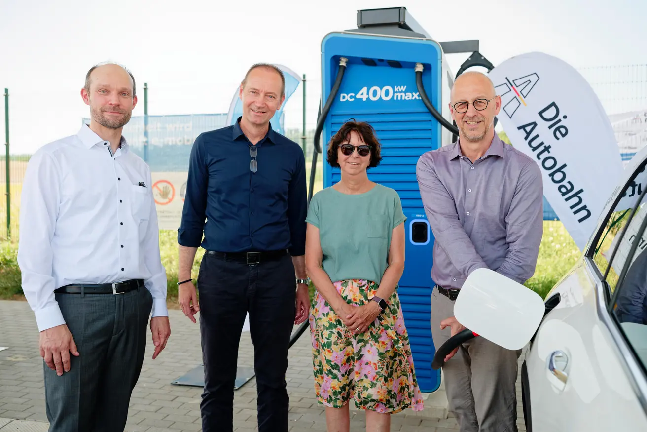 Christine Baur-Fewson, Direktorin der Autobahn GmbH Niederlassung Südwest, nahm heute mit Dirk Brandenburger, Geschäftsführer Technik der Autobahn GmbH des Bundes, Jan Petersen, Geschäftsführer TotalEnergies GmbH, und Simon Dony, Geschäftsführer ViA6West GmbH, den Schnellladepark Sulmtal-Süd an der A6 in Betrieb. 