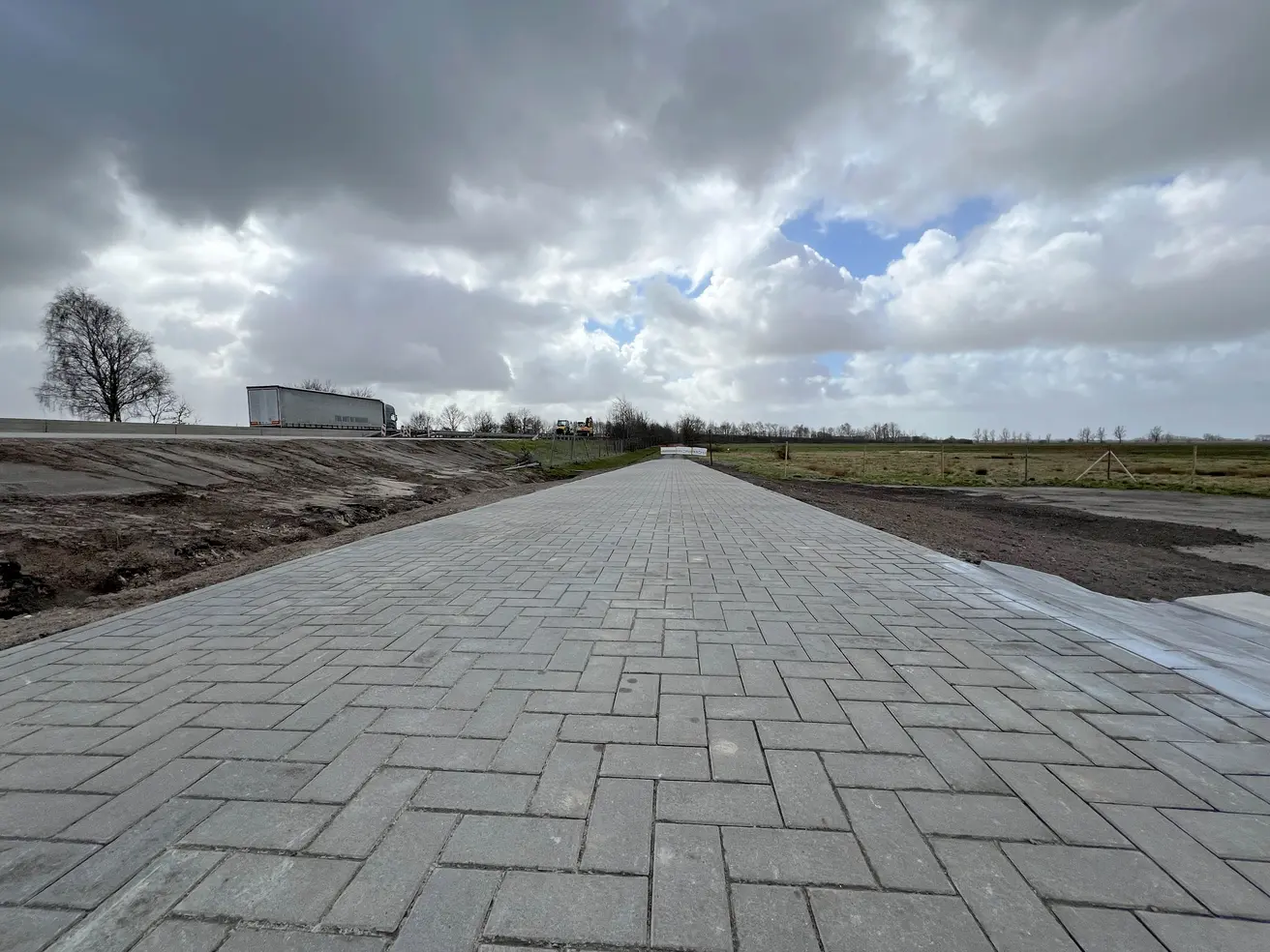 Der Wirtschaftsweg neben der A27 ist im Bereich des Durchlasses frisch gepflastert. © Die Autobahn GmbH des Bundes