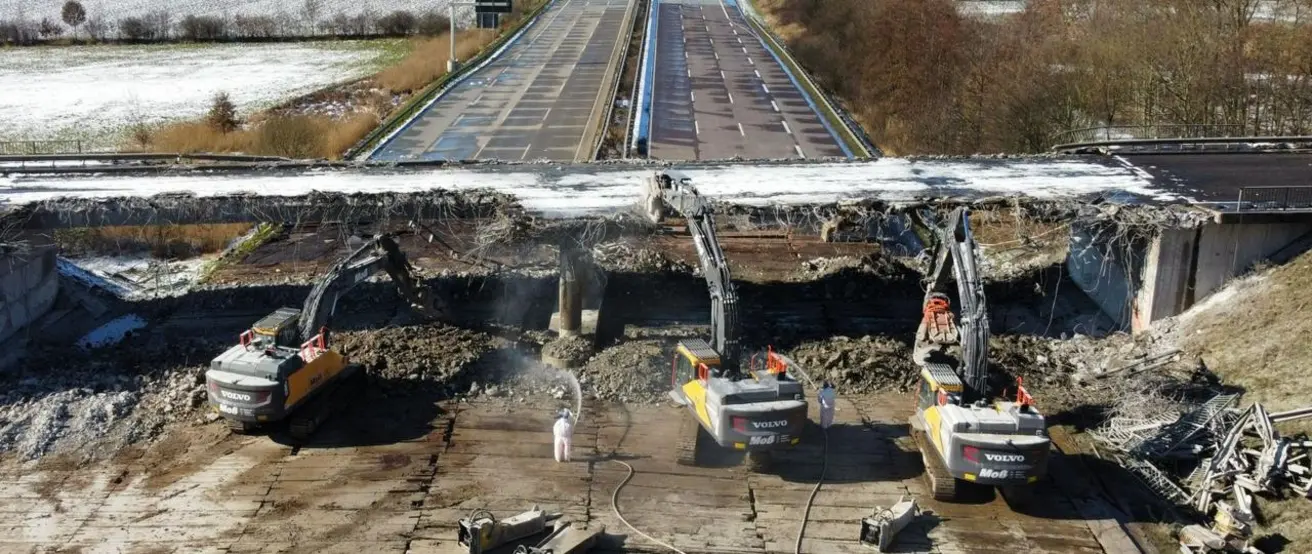 Drohnenansicht des zur Hälfte abgerissenen Brückenbauwerks über die A1 bei Reinfeld in Schleswig-Holstein.