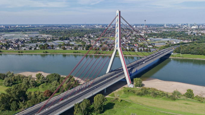 Luftbild der Fleher Brücke, Blick nach Düsseldorf